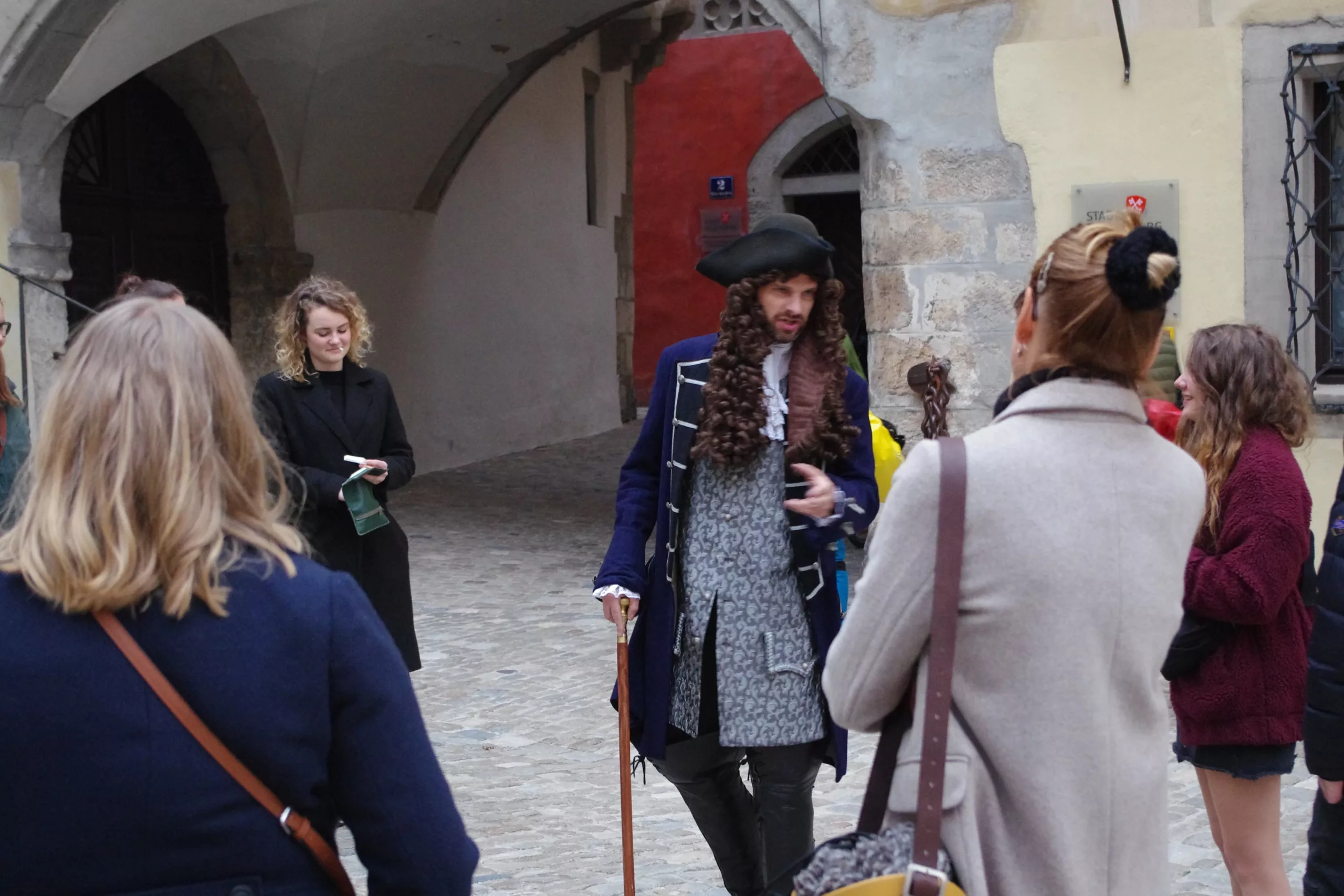 Nicht nur Wettbewerb, auch ein bisschen Spaß muss sein: Hier bei der historischen Altstadtführung durch Regensburg mit Sir George Etherege, einem Gesandten des Englischen Hofes.
