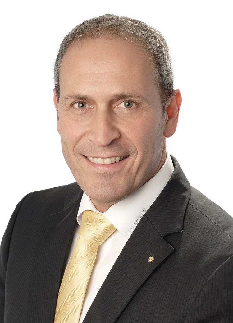 Gerald Micko aus der bredent-Geschäftsleitung erklärt: „Unsere erfahrenen Medizinproduktberater unterstützen bei den ersten Behandlungen, damit das gesamte Team optimal trainiert wird.“