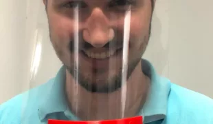 Der Gesichtsschutz besteht aus einem Kopfband und Abstandhalter sowie kürzbarer Hartplastikfolie mit dem Vorteil, dass diese nicht beschlägt.