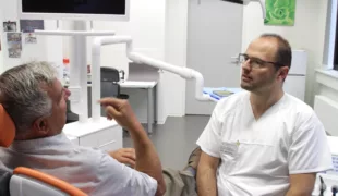 PD Dr. Schierz im Patientengespräch.