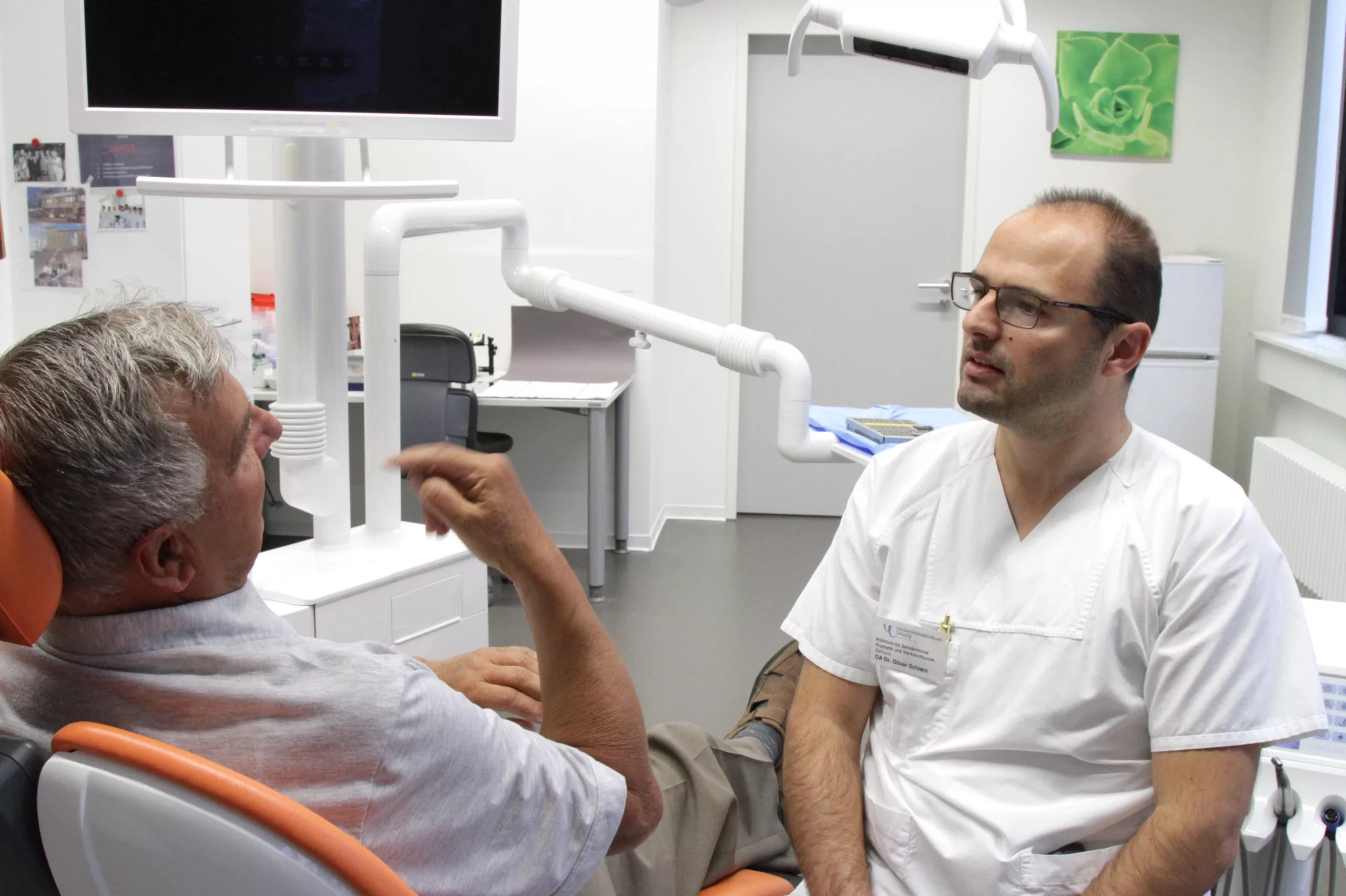 PD Dr. Schierz im Patientengespräch.