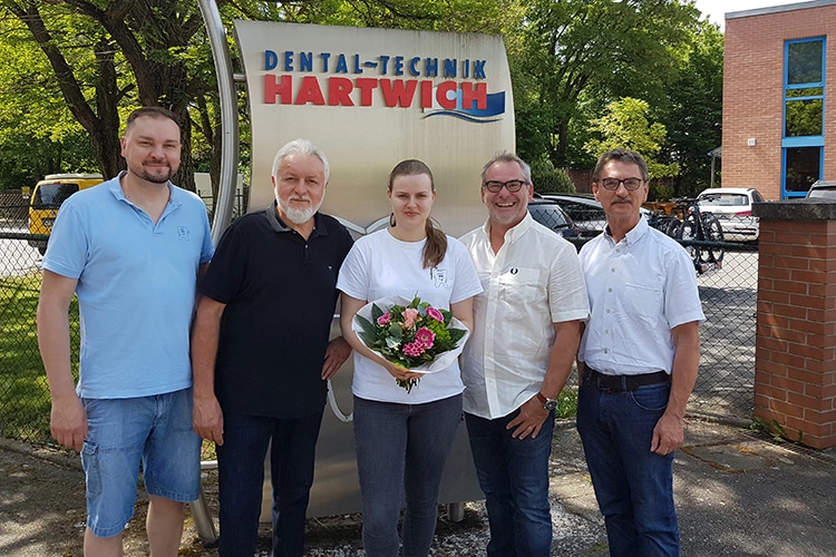 Josef und Andreas Hartwich, Geschäftsleiter der Dental-Technik Hartwich, Förderpreis-Gewinnerin Linda Hutzler und Fachlehrer ZTM Robert Malik nebst Studiendirektor Alfons Koller, Berufsschule II Regensburg (v.l.)