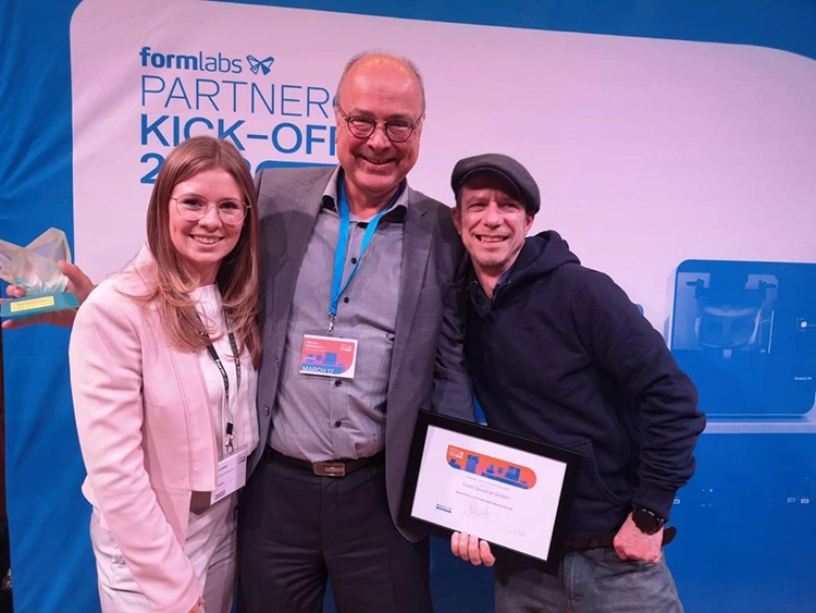 Wilhelm Mühlenberg (Geschäftsführung Gold Quadrat) nimmt den Preis für sein Team entgegen. Hier mit Lisa Lawall (links) und Bernhard von Oppeln (rechts) (beide Formlabs).