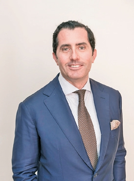 Prof. Dr. Filippo Graziani ist Professor für Parodontologie an der Universität von Pisa ( Italien), darüber hinaus Gastprofessor an der Universität von Hongkong und Dozent an der University College London (UK) sowie seit März 2019 Präsident der European Federation of Periodontology (EFP). Prof. Graziani schloss 1998 sein Studium der Zahnmedizin an der Universität von Pisa mit Auszeichnung ab und promovierte 2001 in Mund- und Kieferchirurgie an der Universität von Neapel (Italien). Seinen Facharzt in der Parodontologie hat er 2004 am Eastman Dental Institute am University College London erworben. Weitere Qualifikationen sind ein Master-Abschluss in klinischer Forschung (Universität Pisa) und eine Spezialisierung für Oralchirurgie. Seine Forschungsschwerpunkte liegen in der parodontalen Chirurgie und der Parodontalmedizin. Er ist Autor zahlreicher Beiträge in internationalen Fachzeitschriften und Gutachter für verschiedene Fachzeitschriften. Prof. Graziani erhielt den zweiten Preis für die Absolventenforschung der European Federation of  eriodontology (2005), den Robinson Award der American Academy of Periodontology (2013), den Jaccard Prize for Clinical Research der European Federation of Periodontology (2015) und den HM Goldman-Preis der Italienischen Gesellschaft für Parodontologie (2017). Graziani war der Koordinator des Europäischen Zahnfleischgesundheitstages 2017.