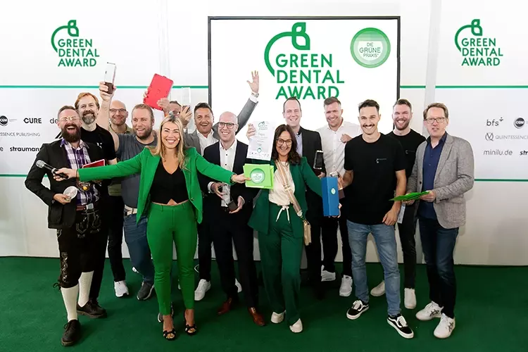 Insgesamt wurden sieben Sieger in sechs Kategorien bei der Verleihung des Green Dental Awards 2023 auf der Fachdental Südwest in Stuttgart ausgezeichnet. vhf wurde dabei als einziges Unternehmen doppelt geehrt.