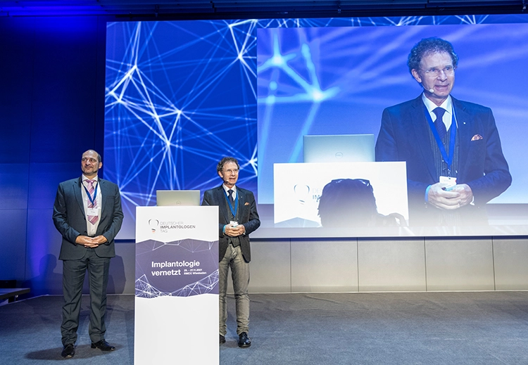 Prof. Dr. Bilal Al-Nawas (links) und Prof. Dr. Dr. Knut A. Grötz im Mainpodium.