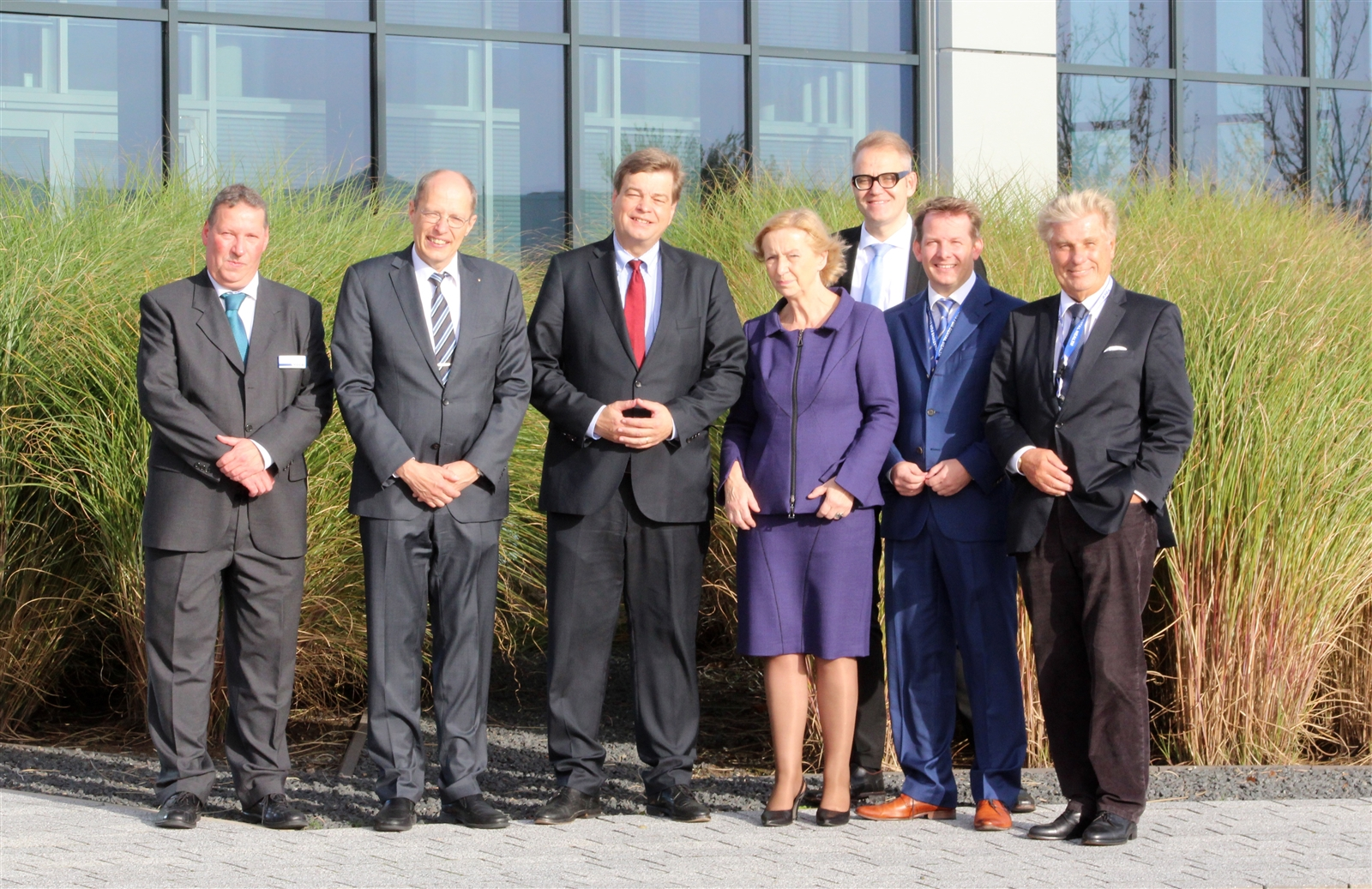 V. l.: Prof. Dr. Reinhard Maletz (Leiter Forschung und Entwicklung, VOCO), Manfred Thomas Plaumann (Mitglied der Geschäftsleitung, VOCO), Enak Ferlemann (parl. Staatssekretär, CDU), Prof. Dr. Johanna Wanka (Bundesministerin Bildung und Forschung), Dr. Christian Plath (Leiter Corporate Communications, VOCO), Thiemo Röhler (Landtagsabgeordneter, CDU) und Albrecht Harten (Bürgermeister Cuxhaven, CDU).