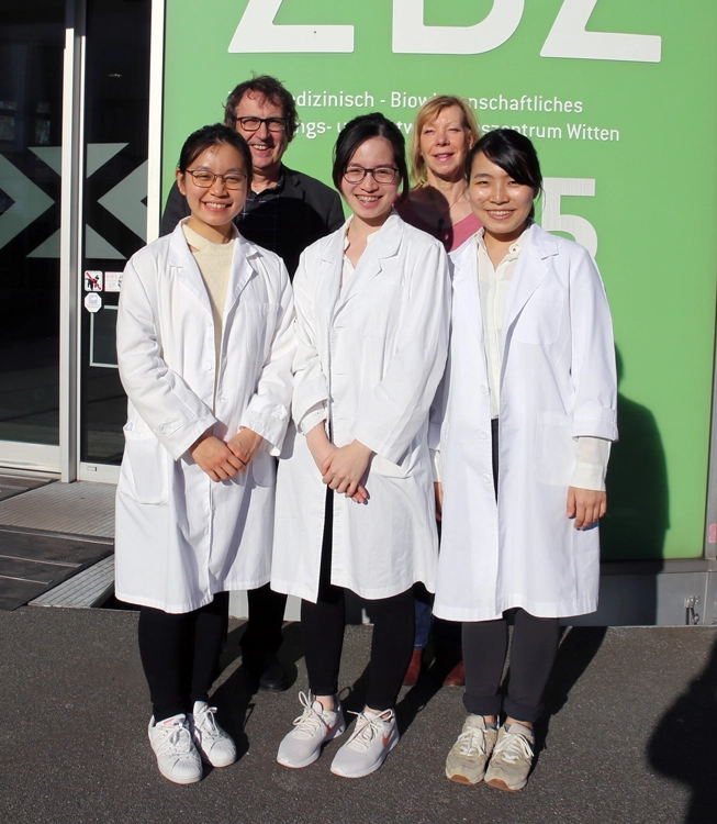 V.l.n.r.: Lin Yee Shan, Chan Chi Yan und Lee Catherine Ka Wing mit Prof. Dr. Stefan Zimmer und Dagmar Koch von der UW/H.