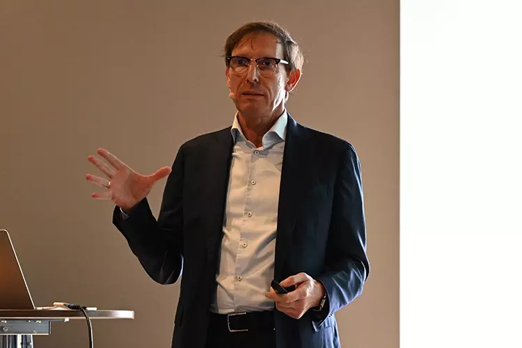 Abb. 2: Prof. Dr. Daniel Edelhoff während seines Vortrags.