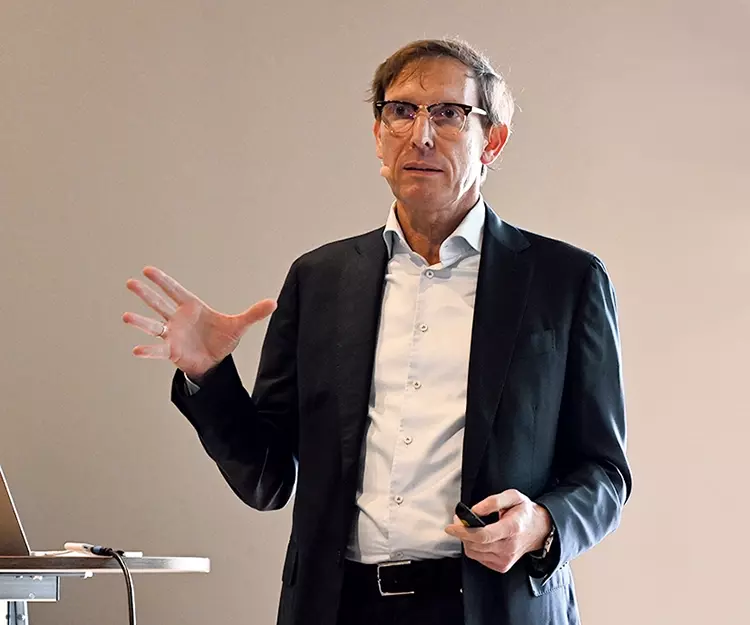 Prof. Dr. Daniel Edelhoff während seines Vortrags.