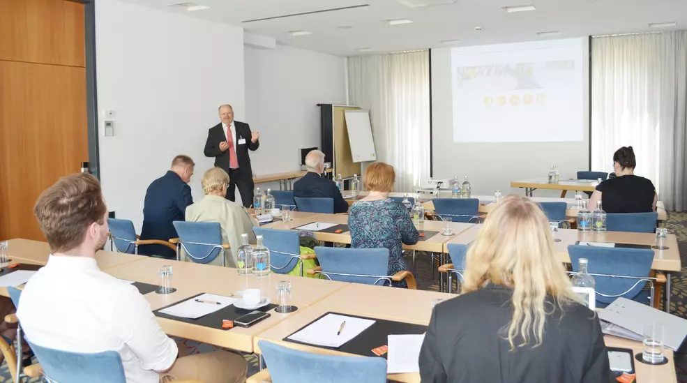 Kuratoriumsmitglied des SIZ, Dr. Hans-Dieter Höhnk, informiert die Teilnehmer über die Stiftung und deren Aufgaben.