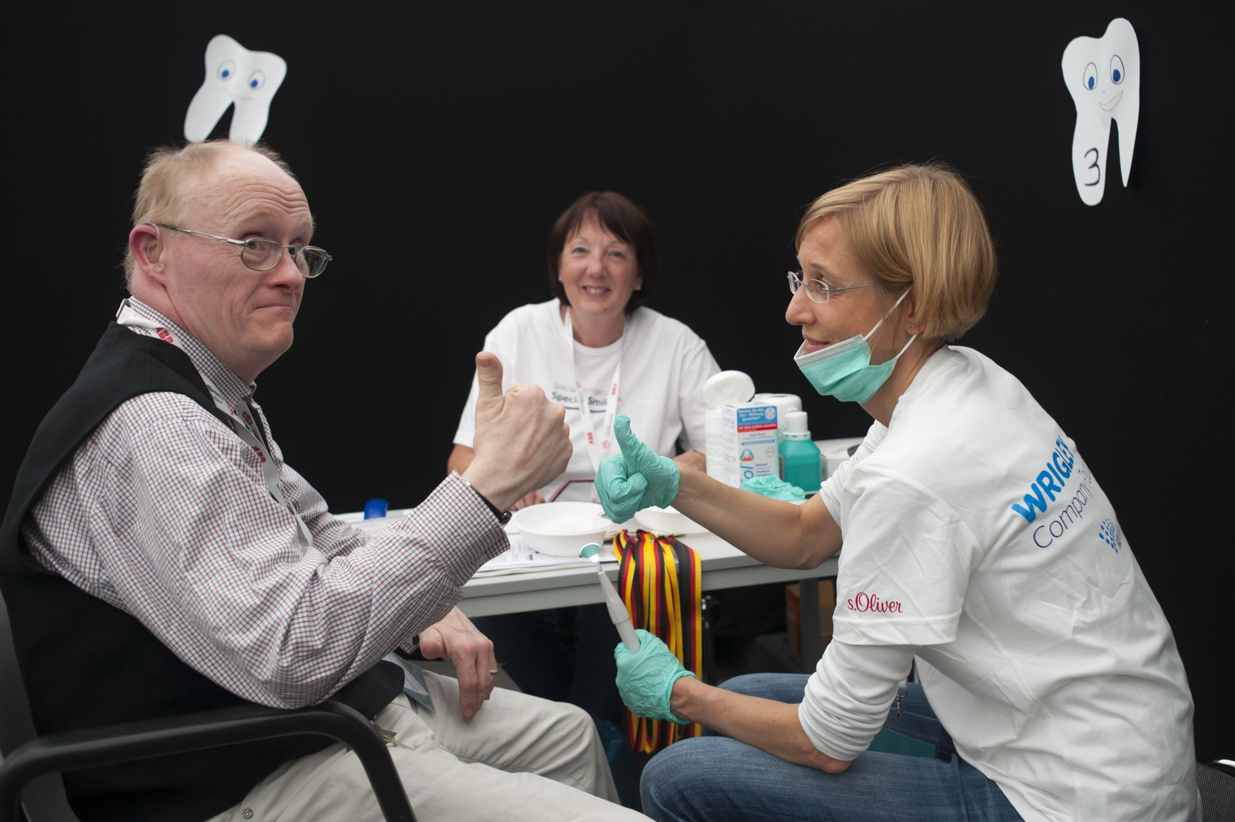 Abb. 2: Athlet Christoph Kleymanns beim Rahmenprogramm Special Smiles während der Special Olympics in Hannover, 2016.