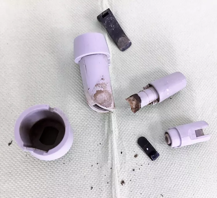 Abb. 2: Behandlungseinheit: nicht korrekt
gereinigtes/aufbereitetes Saughandstück.