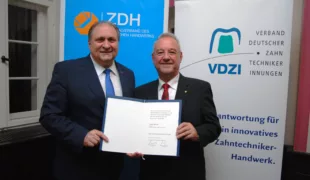 Hans Peter Wollseifer, Präsident des Zentralverbands des Handwerks (links), übergibt Uwe Breuer das Handwerkszeichen in Gold.