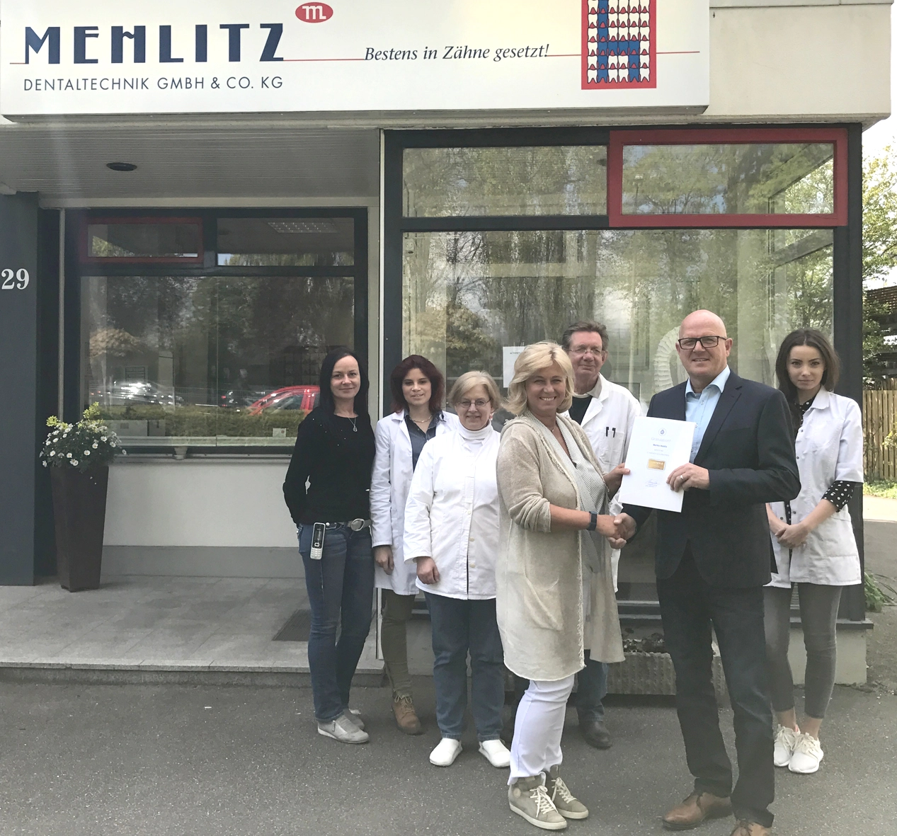 Hans-Günter Rabe von C.HAFNER überreicht den Hauptgewinn an Martina Mehlitz-Krause.