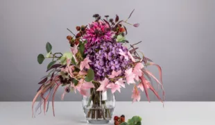 Das Kunstblumen-Arrangement „Heaven“ aus der aktuellen Herbstkollektion mit Silikon-Gel für die transparente Wasseroptik.