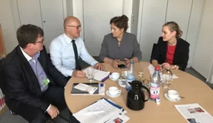 Bild: v.l.n.r. Frank Rudolph, Geschäftsführer Bundesverband
Verrechnungsstellen Gesundheit e. V., Dr. Höschel MdB, Maria Michalk MdB und Karla Göbel, Fraktionsreferentin.
