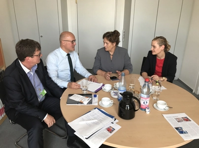 Bild: v.l.n.r. Frank Rudolph, Geschäftsführer Bundesverband
Verrechnungsstellen Gesundheit e. V., Dr. Höschel MdB, Maria Michalk MdB und Karla Göbel, Fraktionsreferentin.