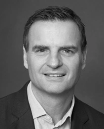 Holger Haderer hat einen Abschluss in Ökonomie der Dualen Hochschule Baden-Württemberg (DHBW), ist deutscher Staatsbürger und 49 Jahre alt.