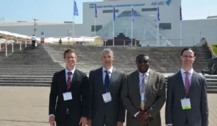 V. l.: Dr. Frederic Meyer (Dr. Kurt Wolff), Dr. Helge-Otto Fabritius, Prof. Dr. Bennett Amaechi und Dr. Joachim Enax (Dr. Kurt Wolff) vor dem Veranstaltungsgebäude der IADR in London.