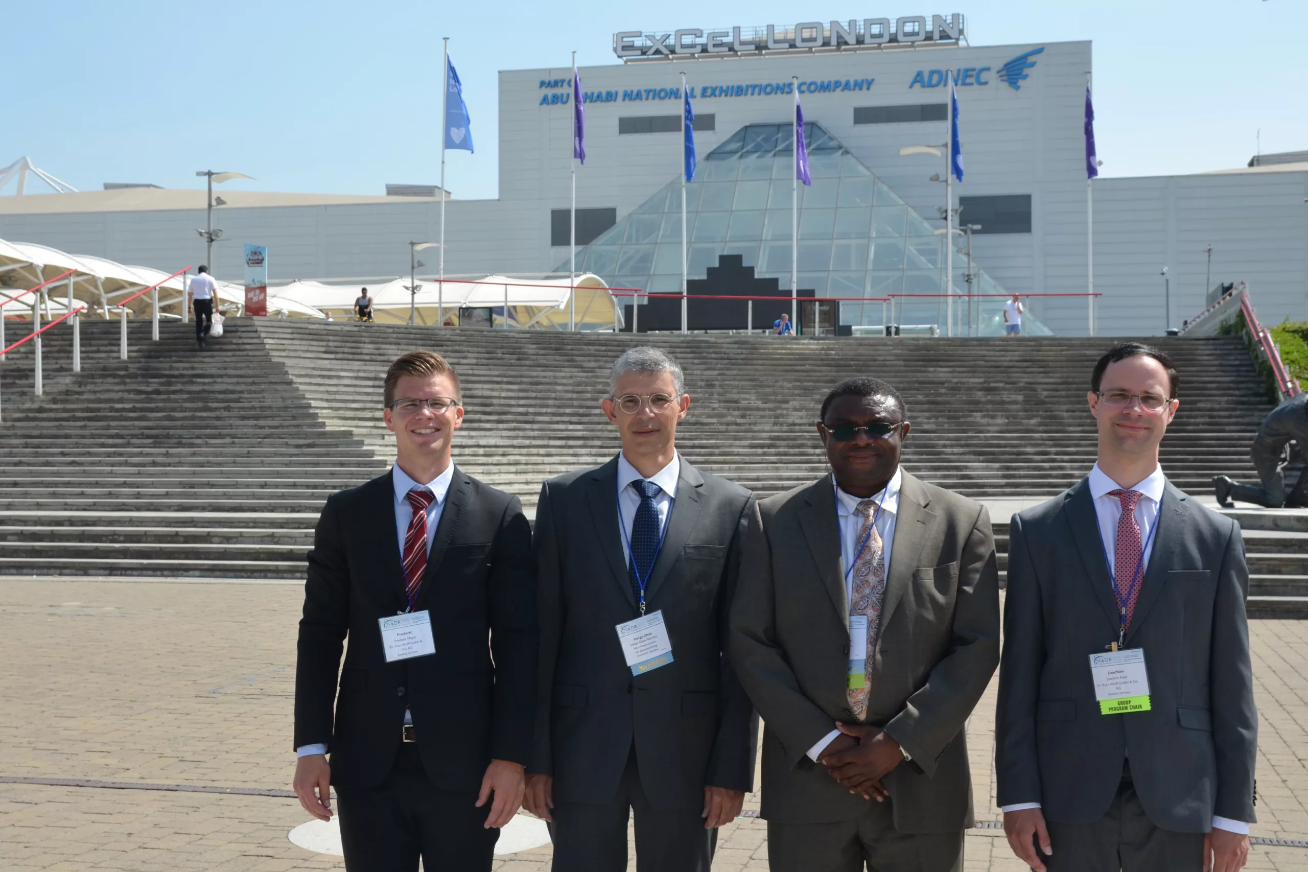 V. l.: Dr. Frederic Meyer (Dr. Kurt Wolff), Dr. Helge-Otto Fabritius, Prof. Dr. Bennett Amaechi und Dr. Joachim Enax (Dr. Kurt Wolff) vor dem Veranstaltungsgebäude der IADR in London.