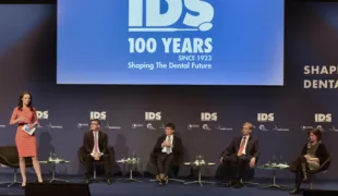 V.l.n.r.: Susanne Schöne, Moderation, Oliver Frese, Geschäftsführer Koelnmesse GmbH, Mark Stephen Pace, Vorstandsvorsitzender VDDI, Dr. Henner Bunke, CED, Dr. Julinane Winkelmann, European Observatory of Health Systems and Policies