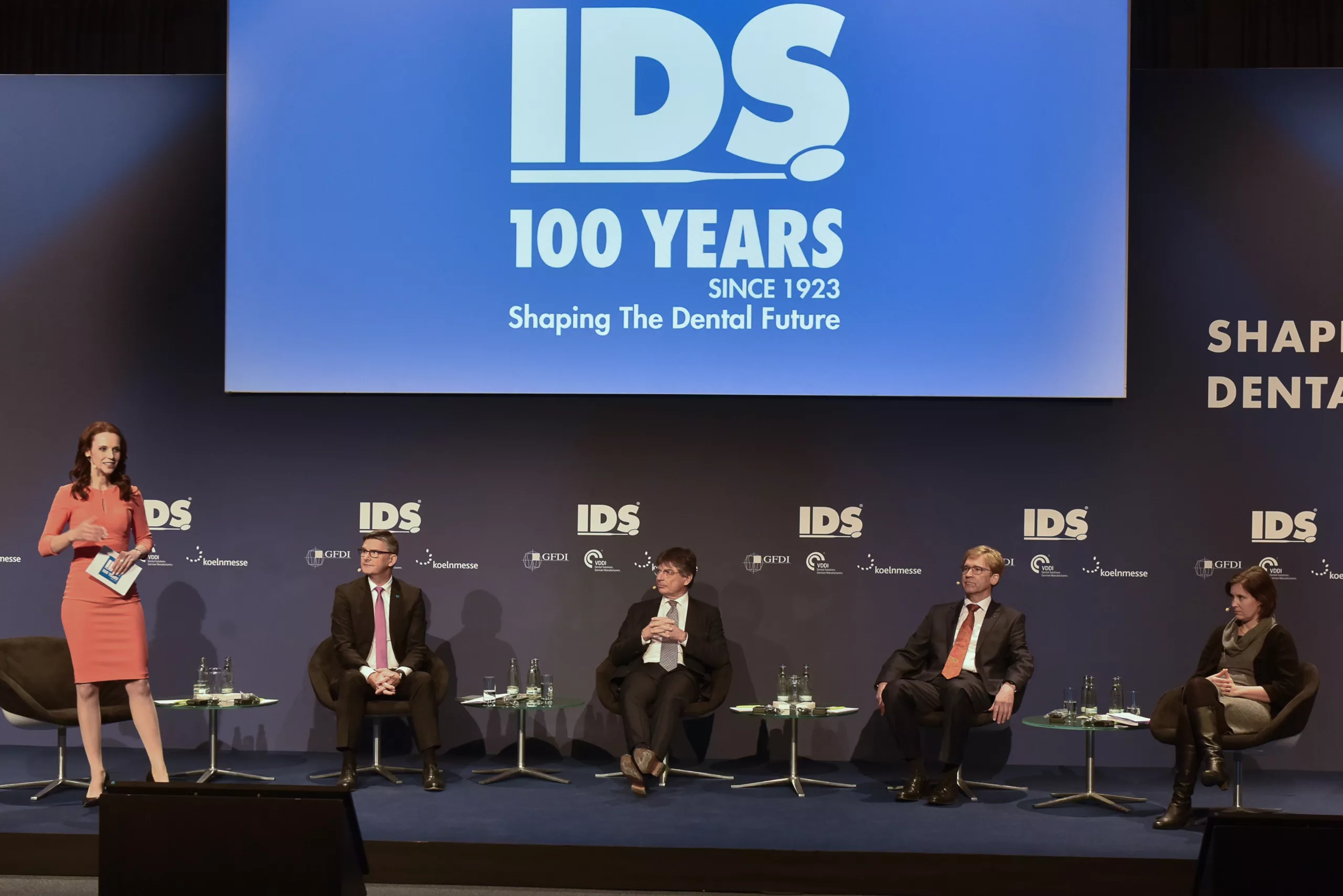 V.l.n.r.: Susanne Schöne, Moderation, Oliver Frese, Geschäftsführer Koelnmesse GmbH, Mark Stephen Pace, Vorstandsvorsitzender VDDI, Dr. Henner Bunke, CED, Dr. Julinane Winkelmann, European Observatory of Health Systems and Policies