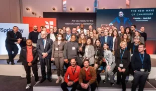 Abschlussbild mit Markenbotschafter Usain Bolt, Unternehmens- und  Fachpressevertretern anlässlich der SprintRay-Pressekonferenz auf der IDS 2023.