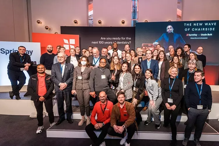 Abschlussbild mit Markenbotschafter Usain Bolt, Unternehmens- und  Fachpressevertretern anlässlich der SprintRay-Pressekonferenz auf der IDS 2023.