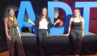 Nachwuchstalente der Zahntechniker-Innung Rhein-Main Julia Schneider und Lea Oswald mit Marion Becht (m), ADT.