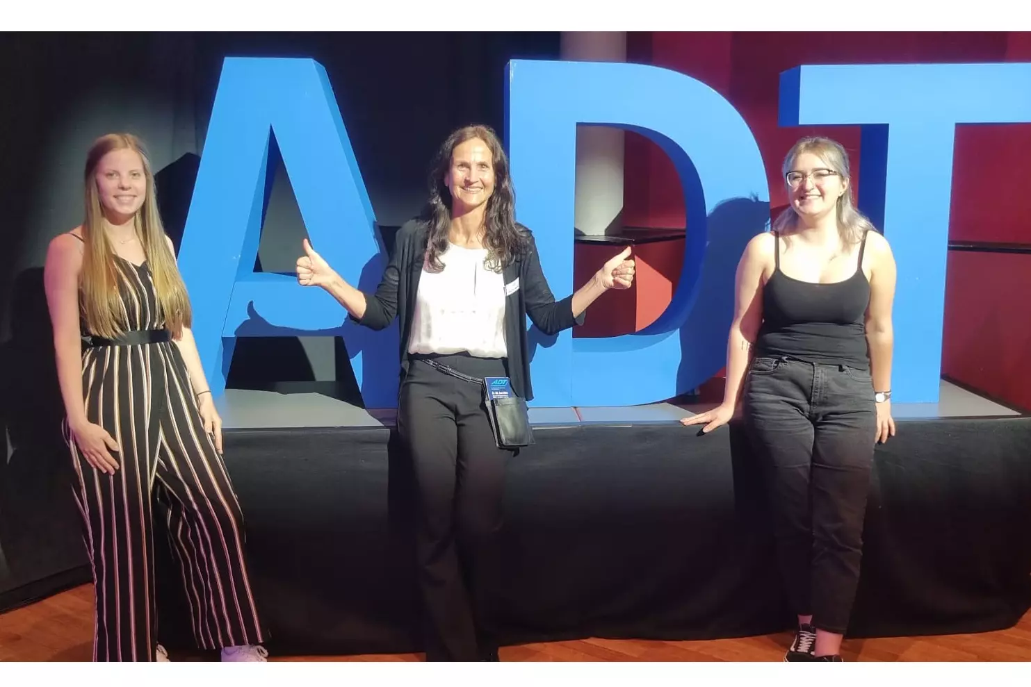 Nachwuchstalente der Zahntechniker-Innung Rhein-Main Julia Schneider und Lea Oswald mit Marion Becht (m), ADT.