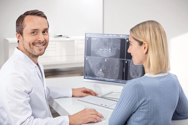 Das große Volumen und die ausgezeichnete Bildqualität machen Axeos zu einem professionellen Spezialisten bei der Patientenberatung und bei der Wiederherstellung eines gesunden, glücklichen Lächelns der Patienten.
