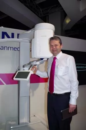Das IDS-Highlight am Messestand: das 3D-Röngengerät Planmeca VisoTM.