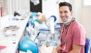 Zahnmedizin-Student am Phantomkopf.