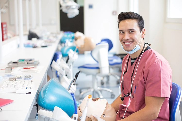 Zahnmedizin-Student am Phantomkopf.