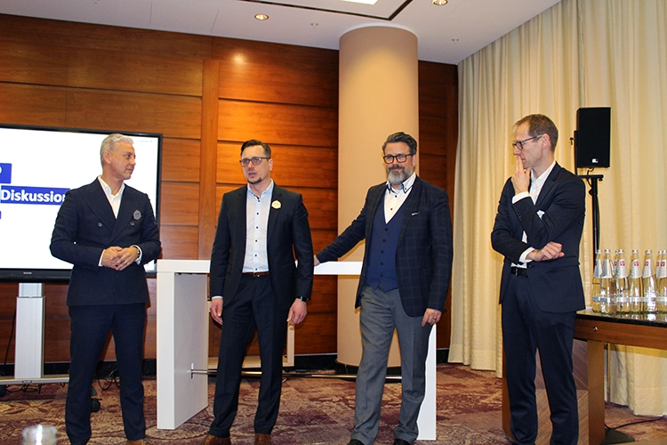 Florian Grathwol (2. v. l.) und Sascha Wethlow (3. v. l.) stellten sich den Fragen der Journalisten.