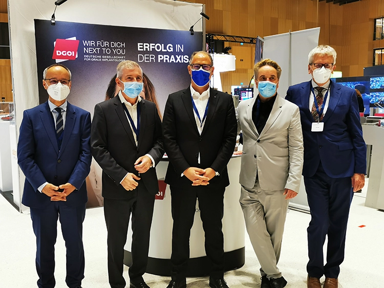 Der gesellschaftsübergreifende Deutsche Implantologentag erntete sehr viel positives Feedback, auch von Prof. Dr. James Deschner, Prof. Dr. Fred Bergmann, Prof. Dr. Daniel Grubeanu, Dr. Torsten Conrad und Dr. Peter Mohr (v.l.).