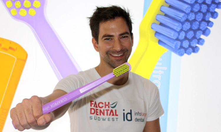 Die Curaprox ultra soft Zahnbürste auf der Fachdental Südwest.