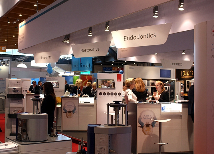 Der Messestand von Dentsply Sirona.