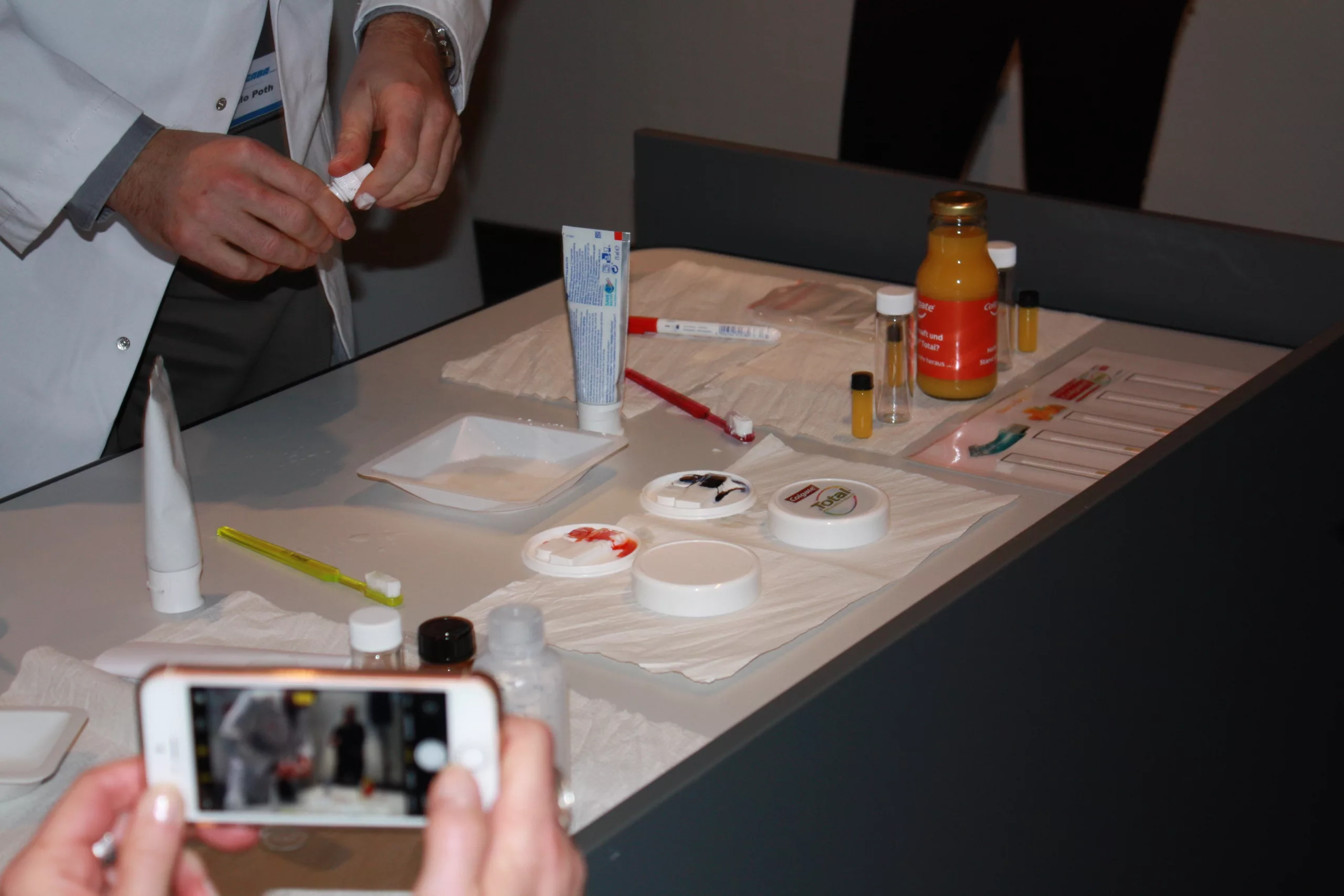 Dr. Poth nutzte die Gelegenheit, den Teilnehmern der Pressekonferenz die Wirkweise der Fromulierung zu veranschaulichen.