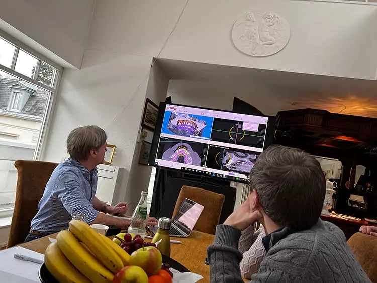 Dr. Dr. Nico Laube zeigt im dritten Kurswochenende des Curriculums Implantatprothetik das
Matchen von DVT- und IOS-Datensätzen.
