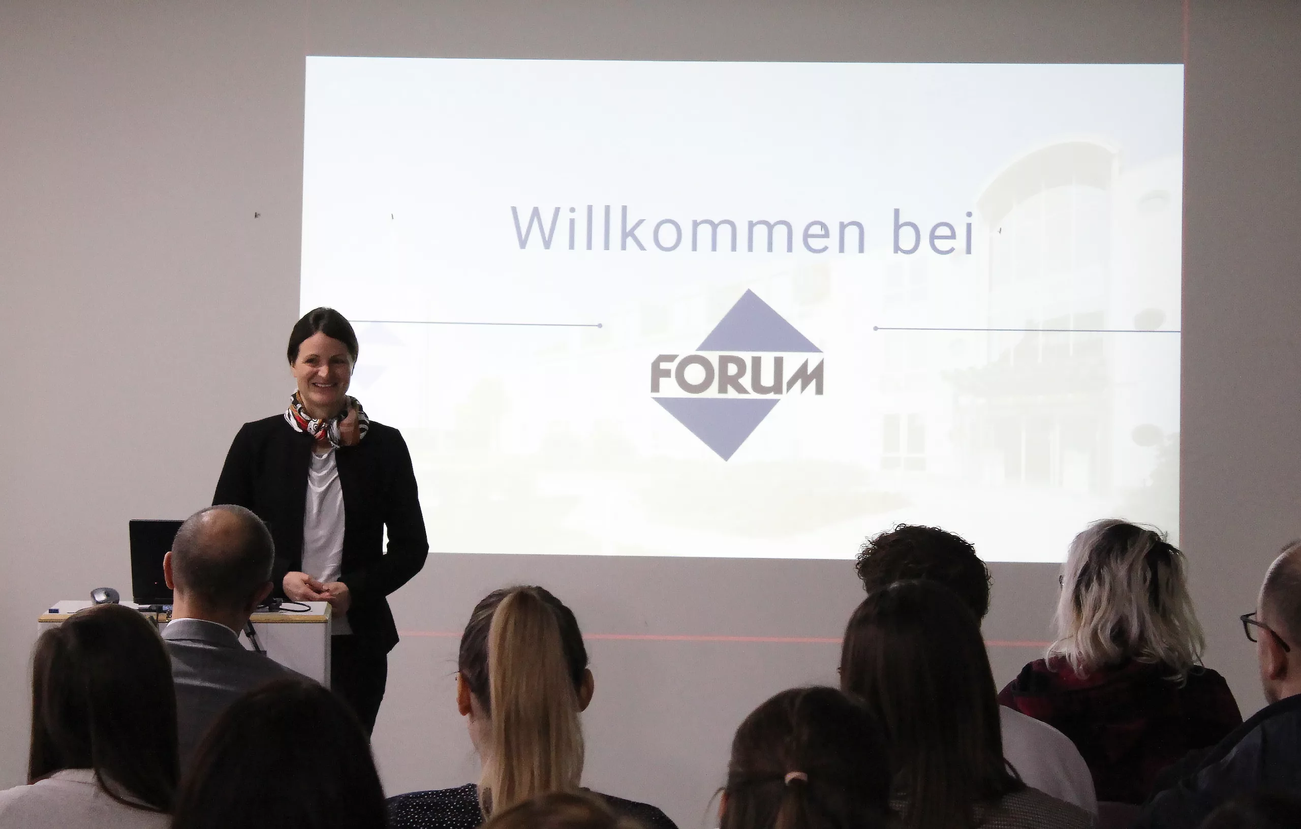 Katrin Krauß-Herkert stellt sich und die Forum Media Group vor.