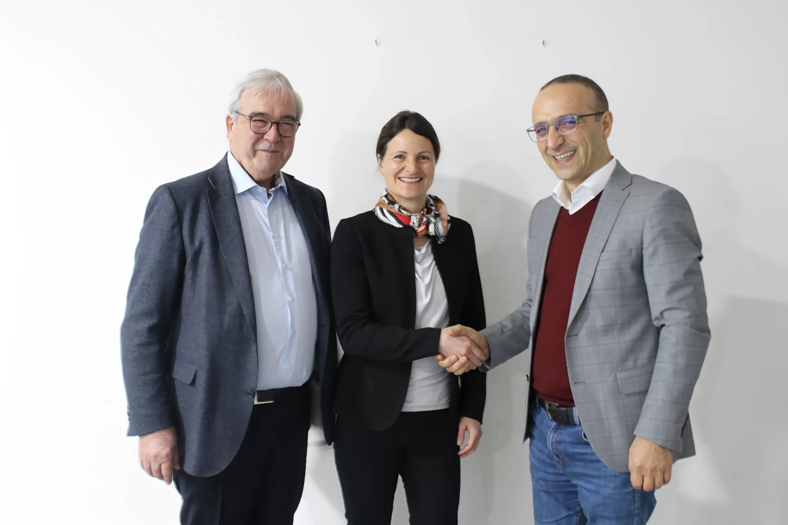 v. l. n. r.: Ronald Herkert (Unternehmensgründer und Beiratsvorsitzender, Forum Media Group), Katrin Krauß-Herkert (CFO, Forum Media Group) und Spitta Geschäftsführer Halil Recber.