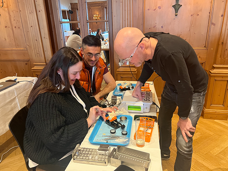 An den Vormittagen hatten die Teilnehmer die Möglichkeit in den unterschiedlichen Workshops und Table-Clinics ihr Wissen praktisch zu vertiefen. Die Workshops fanden in Kooperation mit Industriepartnern der DGOI statt. Der Austausch mit den Referenten in den kleinen Gruppen kam bei den Teilnehmern besonders gut an, hier der Workshop mit Dr. Marc Hansen, DGOI-Studiengruppenleiter Westfalen.