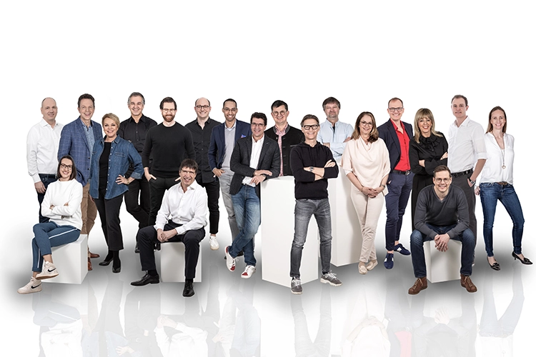 Die „Implants Impossible“-Mentoren (von links): Dr. Michael Fischer, Dr. Nora Heuser, Dr. Mathias Sommer, Dr. Dr. Andrea Fischer-Barber, Dr. Kianusch Yazdani, Dr. Martin Weber, Dr. Ulrich Hafke, Dr. Ole Schmitt, Dr. Joel Nettey-Marbell, Patrick Goedicke, Dr. Sven Fischer, Dr. Andreas Meschenmoser, Dr. Björn Rahlf, Dr. Petra Rauch, Enrico Trilck, Dr. Melinda Török, Dr. Florian Rathe, Dr. Hermann Klinsmann, Dr. Ulrika Montén