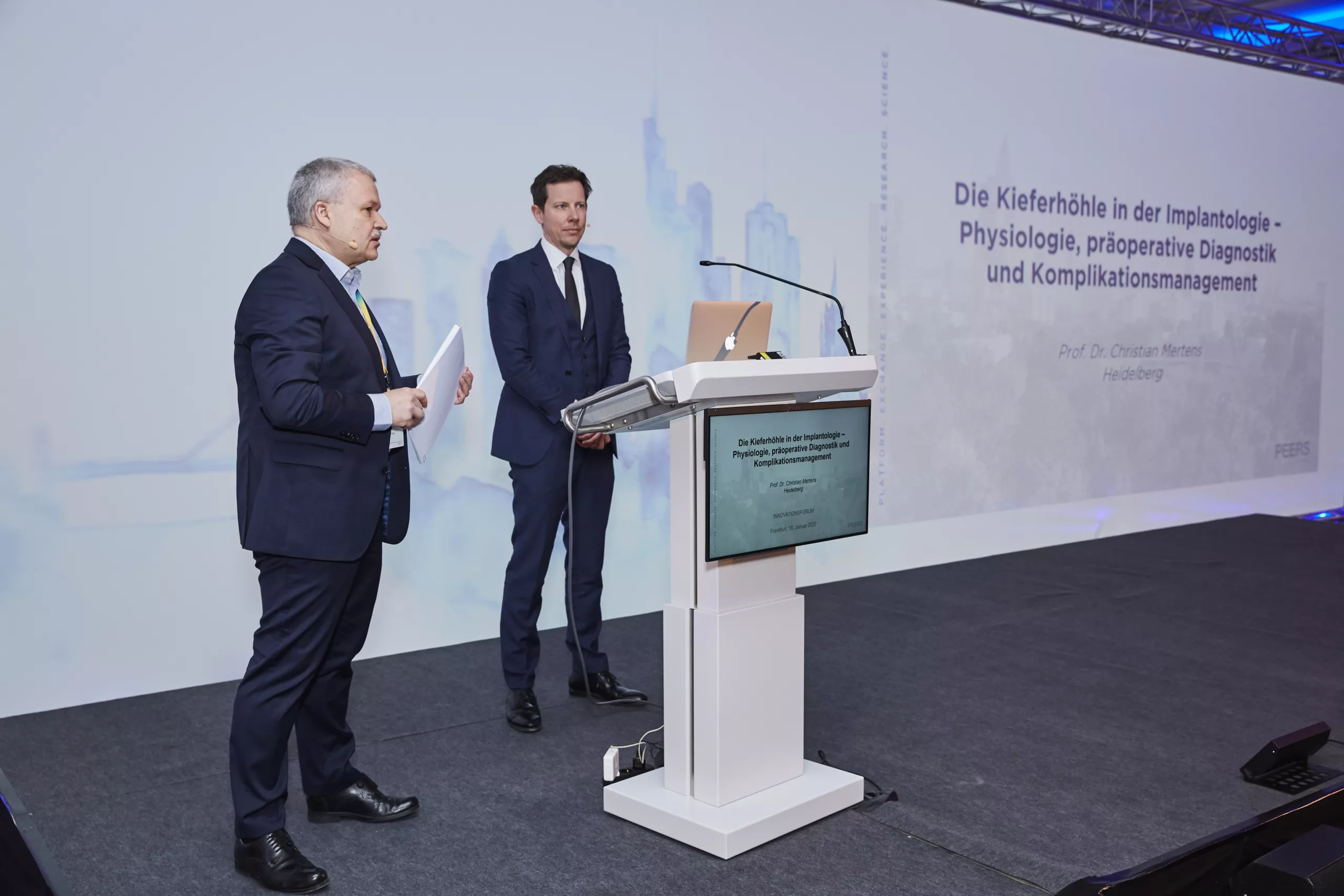 Prof. Dr. Dr. Stefan Haßfeld (links) führte in den Übersichtsvortrag zur Kieferhöhle von Prof. Dr. Christian Mertens, Heidelberg, ein.