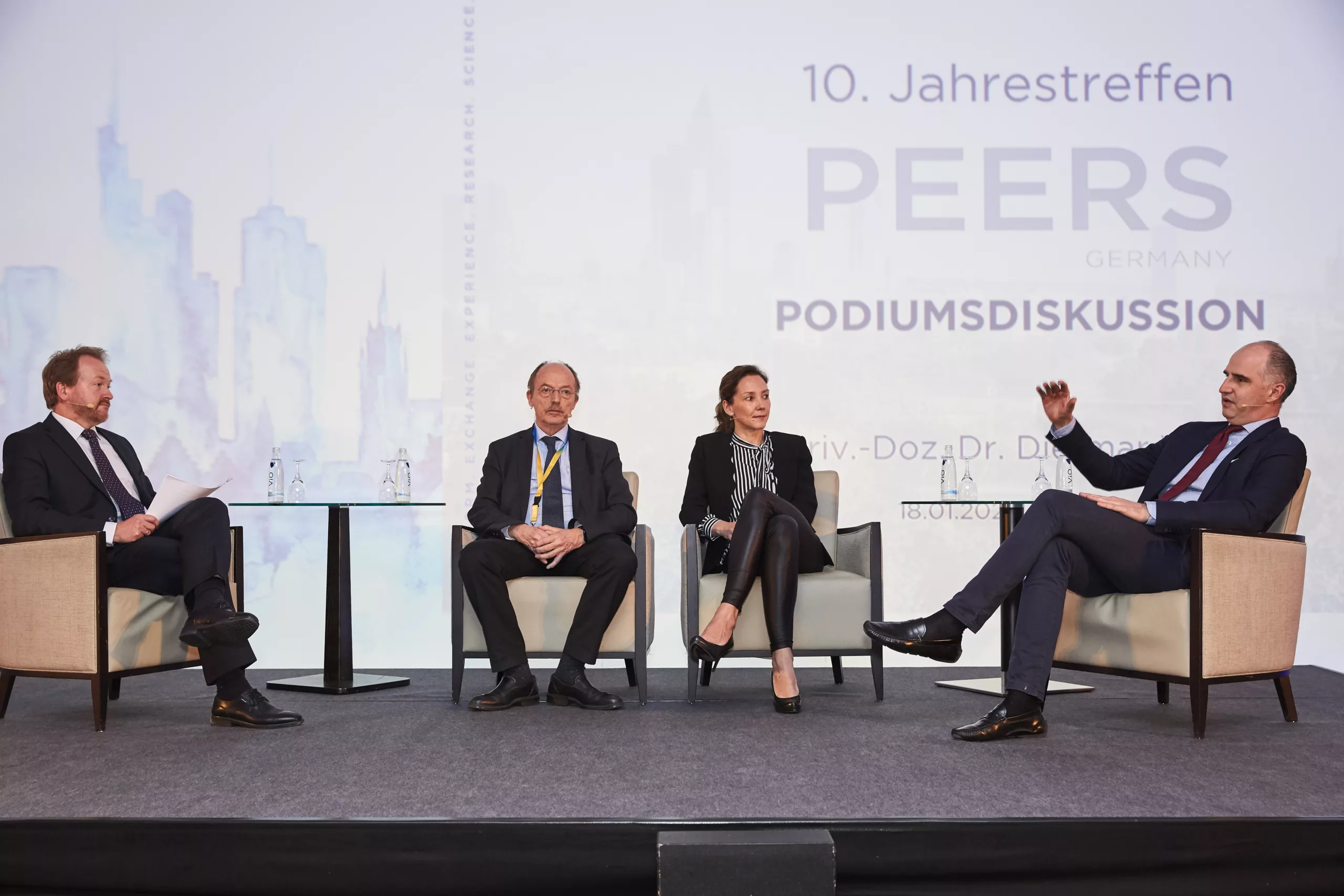 Die Referenten diskutieren die ‚Mukosa im Fokus‘ unter verschiedenen Aspekten; v.l.: Moderator PD Dr. Dietmar Weng; Prof. Dr. Ulrich Schlagenhauf, Würzburg; Prof. Dr. Stefanie Kappel, Heidelberg; Prof. Dr. Stefan Fickl.