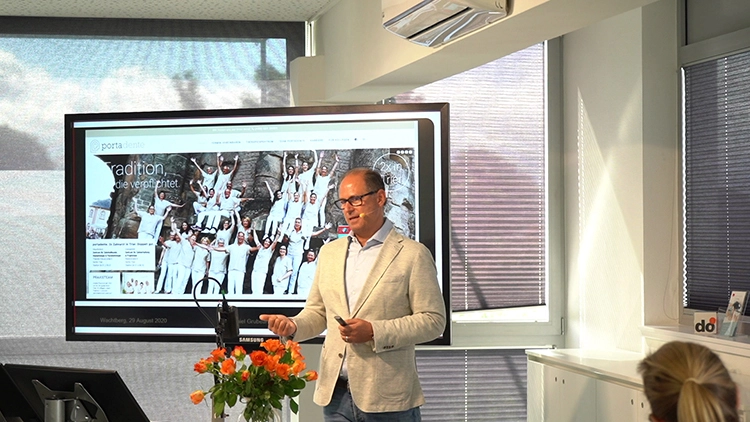Prof. Dr. Daniel Grubeanu erläutert die Anpassungen an die Corona-Richtlinien in seiner Praxis.
