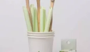 Nachhaltige Produkte von Henry Schein: von der Absaugkanüle über Natur-Zahnseide bis hin zur Bambus-Zahnbürste im kompostierbaren Becher.