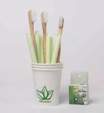 Nachhaltige Produkte von Henry Schein: von der Absaugkanüle über Natur-Zahnseide bis hin zur Bambus-Zahnbürste im kompostierbaren Becher.